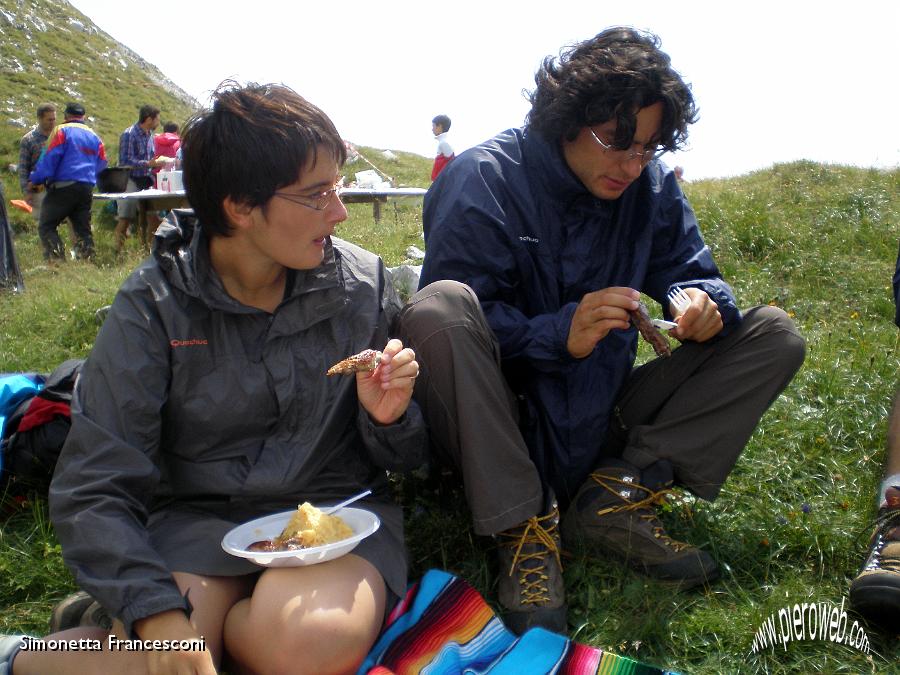 39 Gessica e Paolo con appetito.JPG